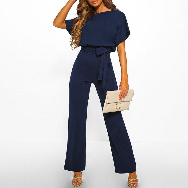 "Sophie dames jumpsuit, elegant met korte mouwen en flatterende taille in beige, ideaal voor elke gelegenheid."