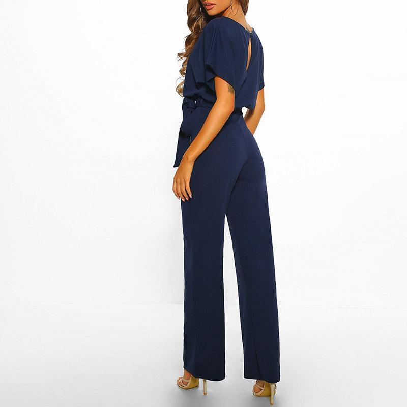 "Sophie dames jumpsuit, elegant met korte mouwen en flatterende taille in beige, ideaal voor elke gelegenheid."