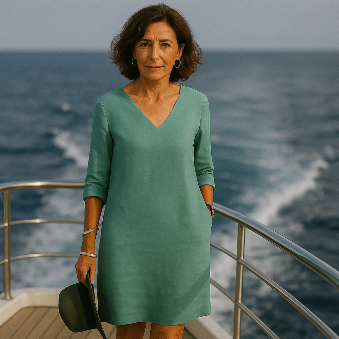 "Sophie zomerjurk donkerblauw, elegant ontwerp, luchtige stof, dameskleding, ideaal voor stijlvolle en comfortabele zomerdage