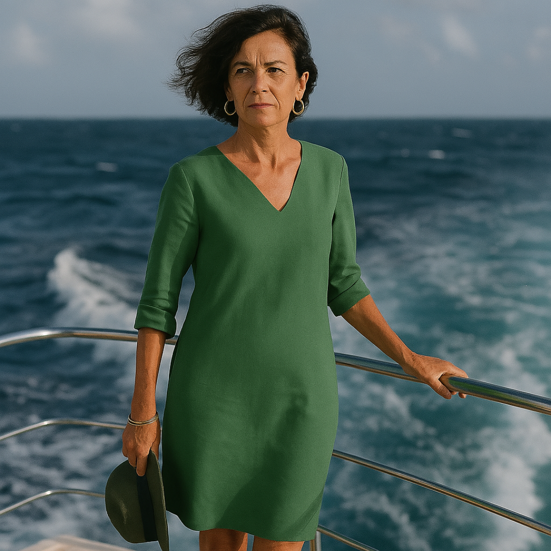 "Sophie zomerjurk donkerblauw, elegant ontwerp, luchtige stof, dameskleding, ideaal voor stijlvolle en comfortabele zomerdage