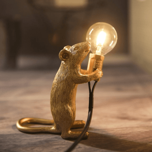 "Speelse Doctor Mousey tafellamp van hars, uniek muisdesign met LED-compatibiliteit, perfect voor tafel of kast"
