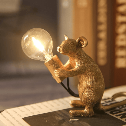 "Speelse Doctor Mousey tafellamp van hars, uniek muisdesign met LED-compatibiliteit, perfect voor tafel of kast"