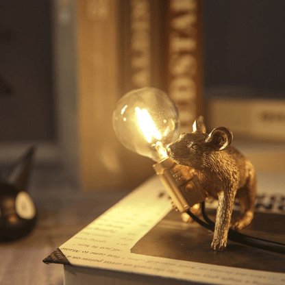 "Speelse Doctor Mousey tafellamp van hars, uniek muisdesign met LED-compatibiliteit, perfect voor tafel of kast"