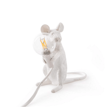 "Speelse Doctor Mousey tafellamp van hars, uniek muisdesign met LED-compatibiliteit, perfect voor tafel of kast"