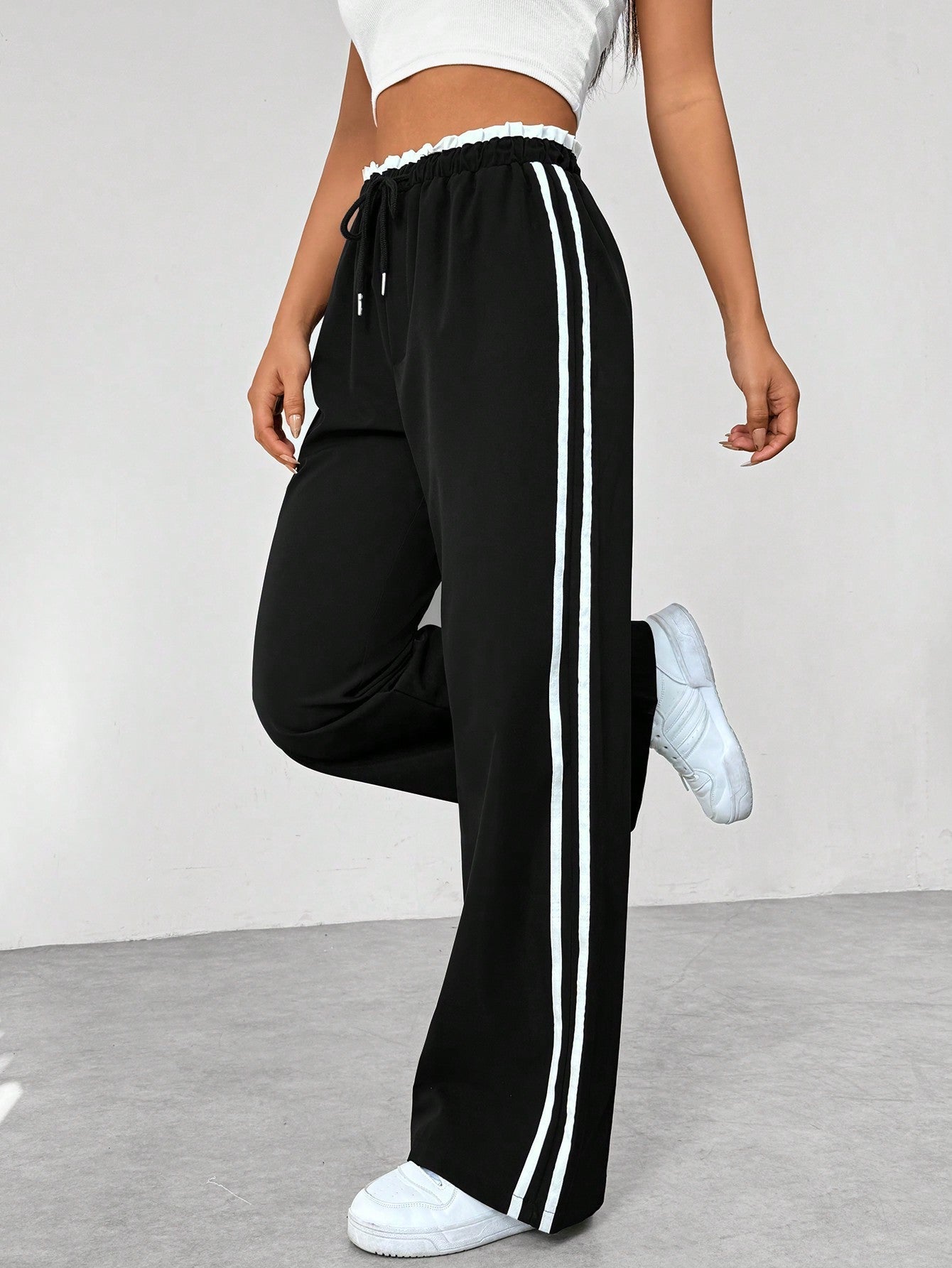 "Sportieve wide-leg broek met relaxte pasvorm en dubbele strepen, elastische tailleband, perfect voor casual stijl."