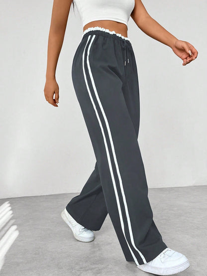 "Sportieve wide-leg broek met relaxte pasvorm en dubbele strepen, elastische tailleband, perfect voor casual stijl."