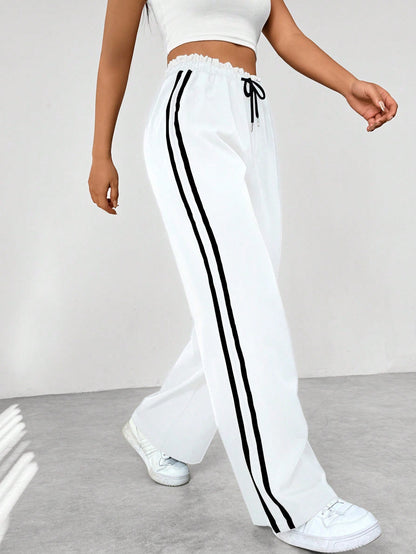 "Sportieve wide-leg broek met relaxte pasvorm en dubbele strepen, elastische tailleband, perfect voor casual stijl."