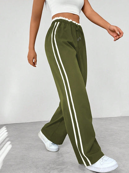 "Sportieve wide-leg broek met relaxte pasvorm en dubbele strepen, elastische tailleband, perfect voor casual stijl."
