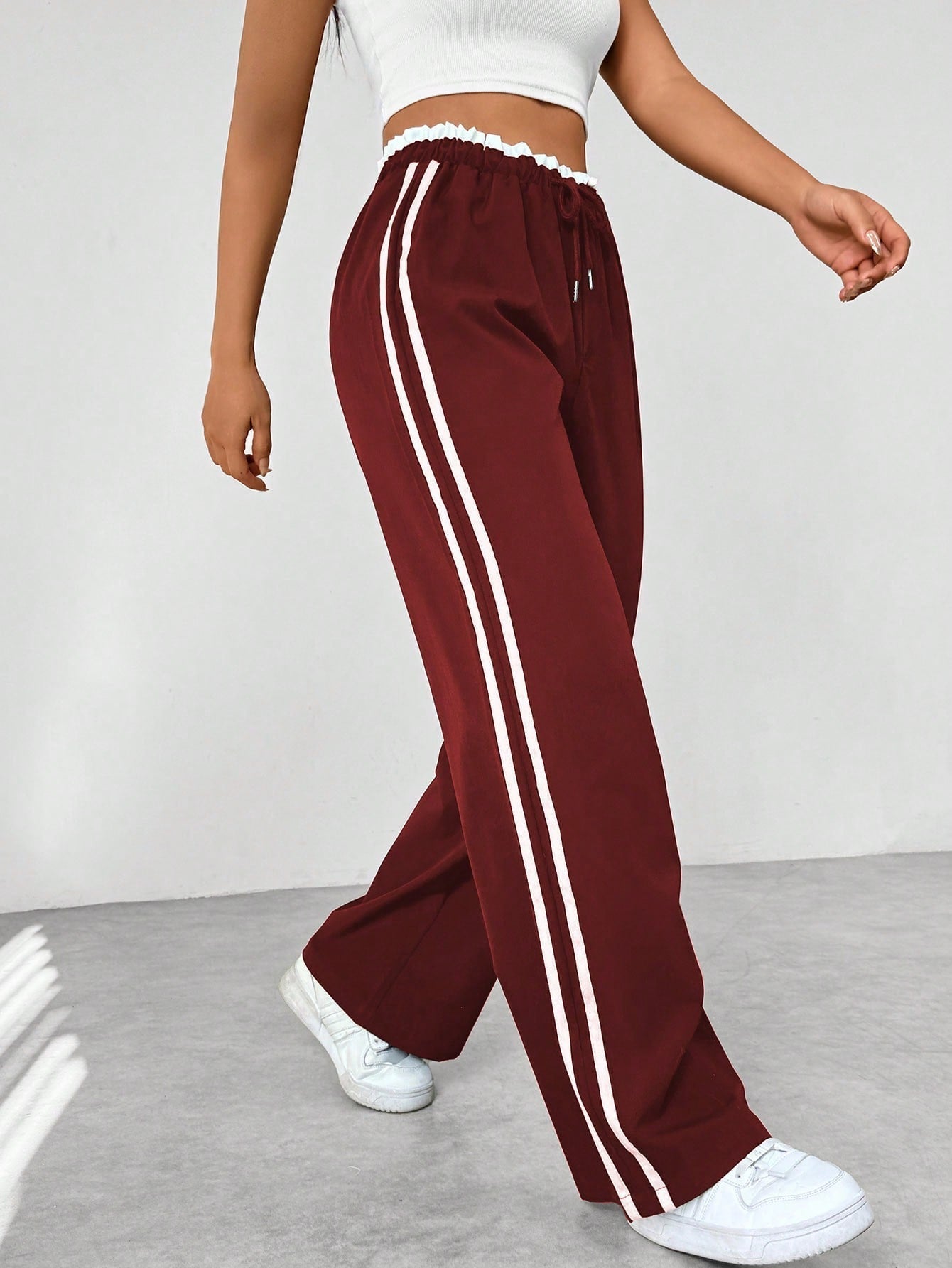 "Sportieve wide-leg broek met relaxte pasvorm en dubbele strepen, elastische tailleband, perfect voor casual stijl."