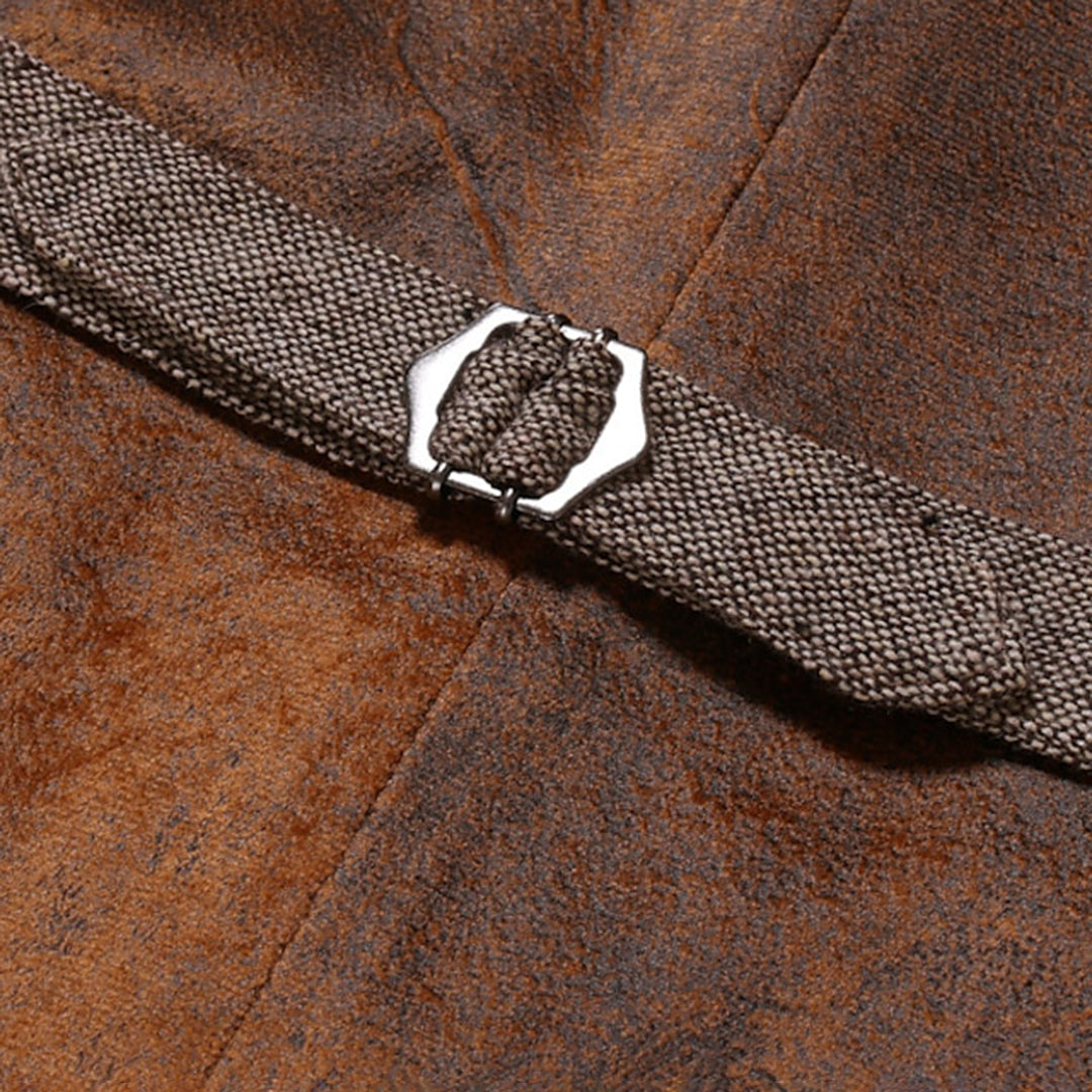"Stijlvol bruin leren heren gilet, veelzijdig en elegant met tijdloze uitstraling, geschikt voor elke gelegenheid."