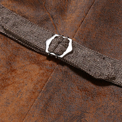 "Stijlvol bruin leren heren gilet, veelzijdig en elegant met tijdloze uitstraling, geschikt voor elke gelegenheid."