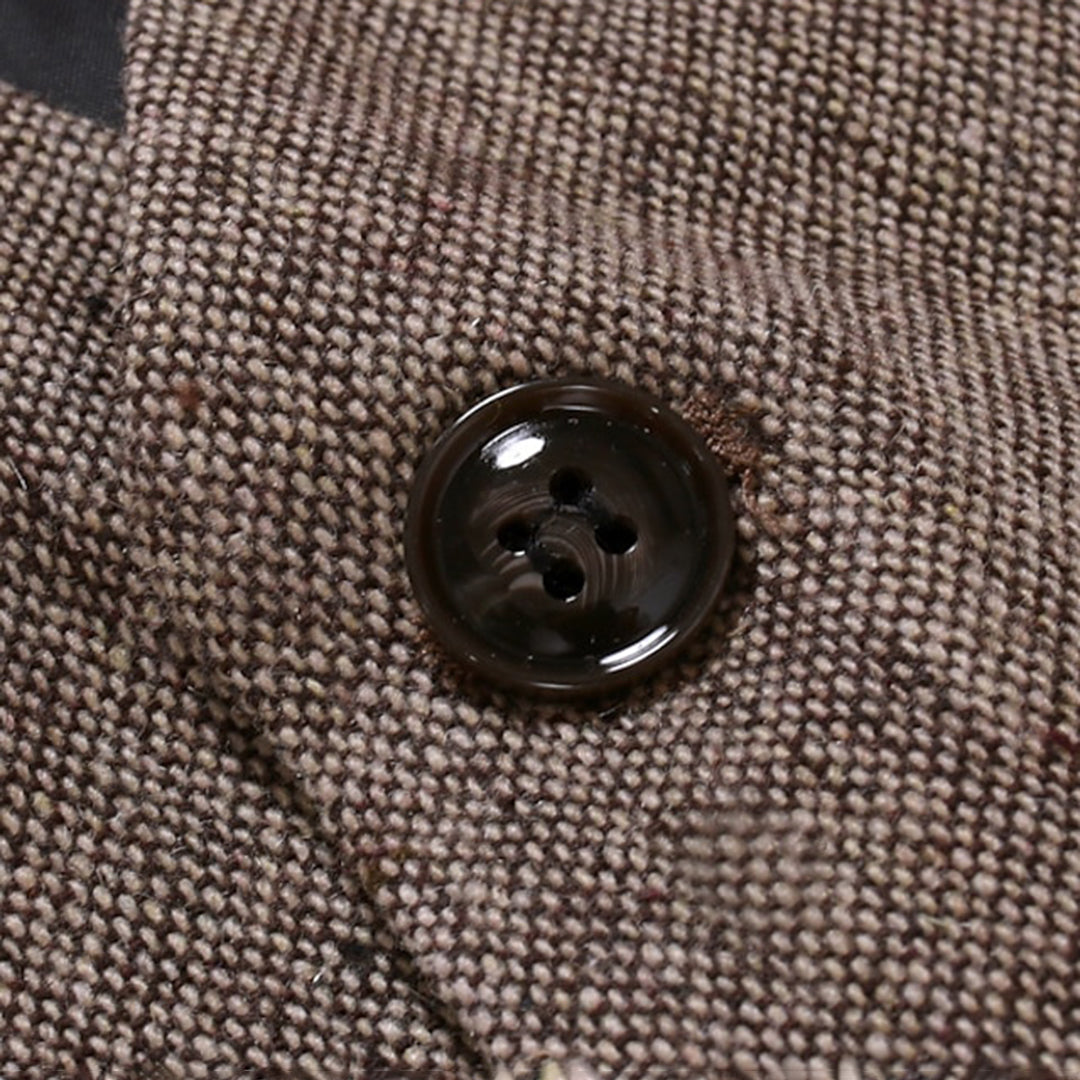 "Stijlvol bruin leren heren gilet, veelzijdig en elegant met tijdloze uitstraling, geschikt voor elke gelegenheid."