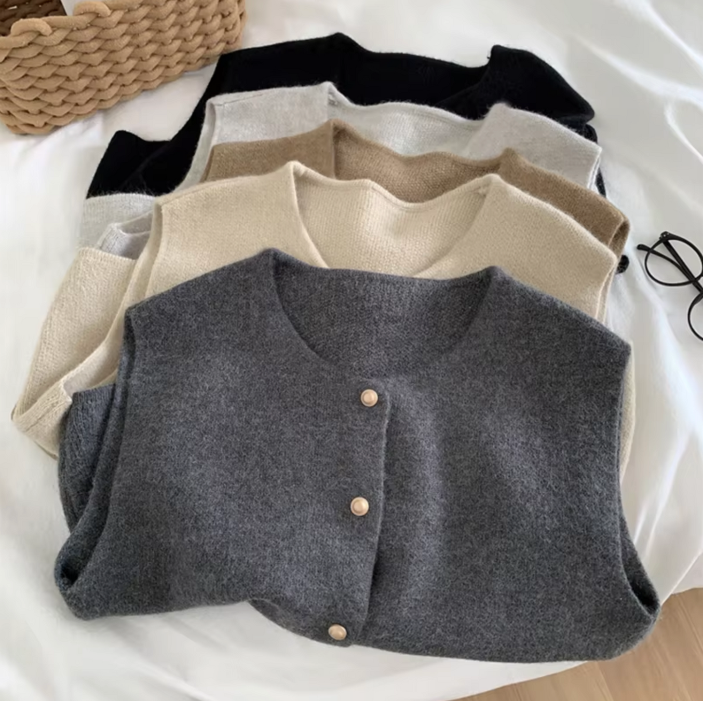 "Stijlvol mouwloos damesvest, gebreid van ademende katoenmix, ideaal voor gelaagde casual en formele outfits."