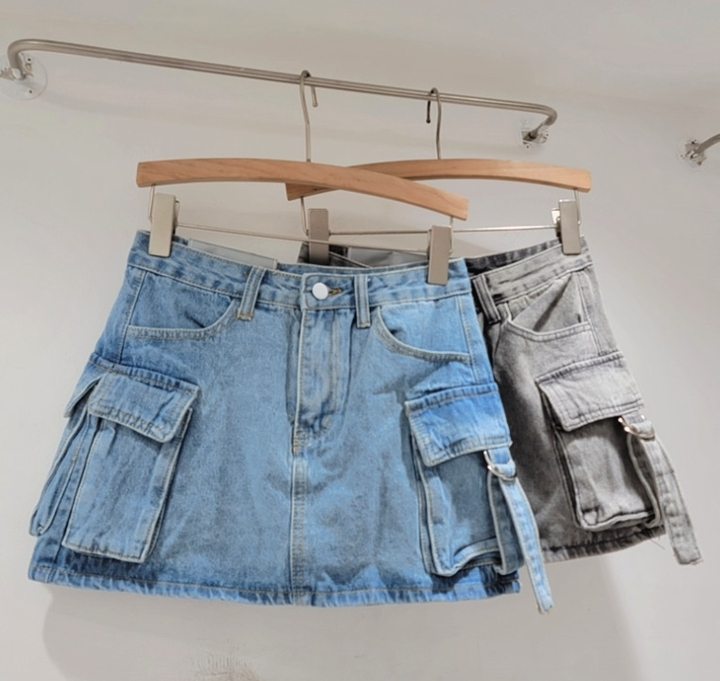 "Stijlvolle A-lijn denim rok voor dames, effen blauwe kleur met zakken voor tijdloze en praktische uitstraling."