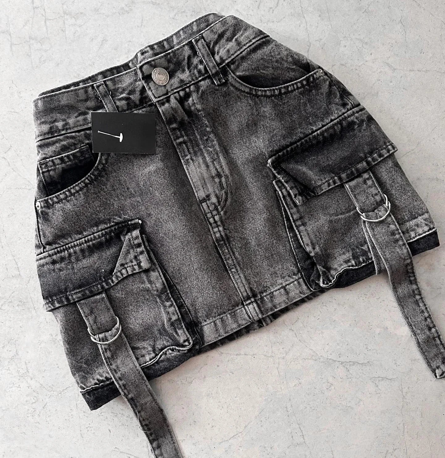"Stijlvolle A-lijn denim rok voor dames, effen blauwe kleur met zakken voor tijdloze en praktische uitstraling."