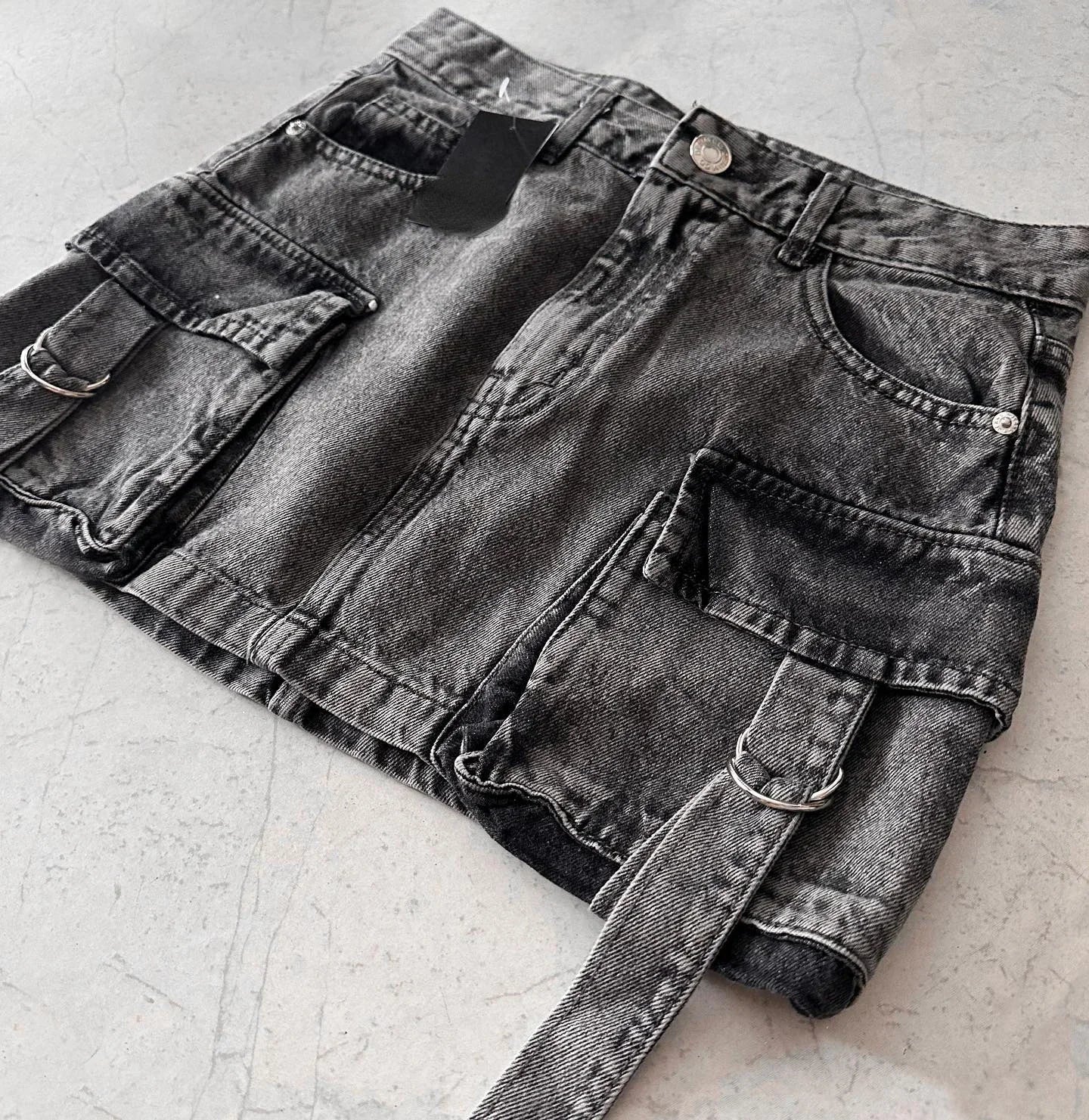 "Stijlvolle A-lijn denim rok voor dames, effen blauwe kleur met zakken voor tijdloze en praktische uitstraling."