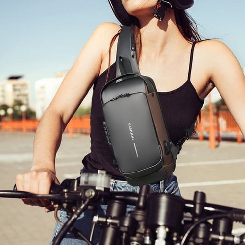 "Stijlvolle anti-diefstal crossbody tas voor dames in zwart, met verstopte ritsen en USB-poort, lakleer en polyester."