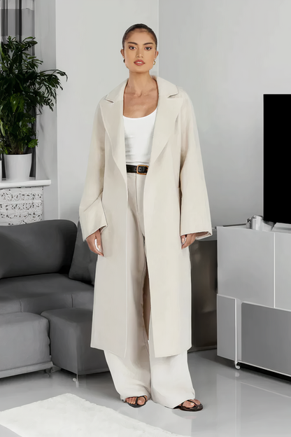 "Stijlvolle beige trenchcoat met verstelbare taille en elegante revers, midilengte voor veelzijdig gebruik in damesmode."