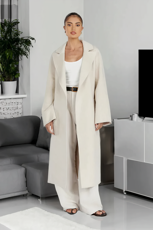 "Stijlvolle beige trenchcoat met verstelbare taille en elegante revers, midilengte voor veelzijdig gebruik in damesmode."