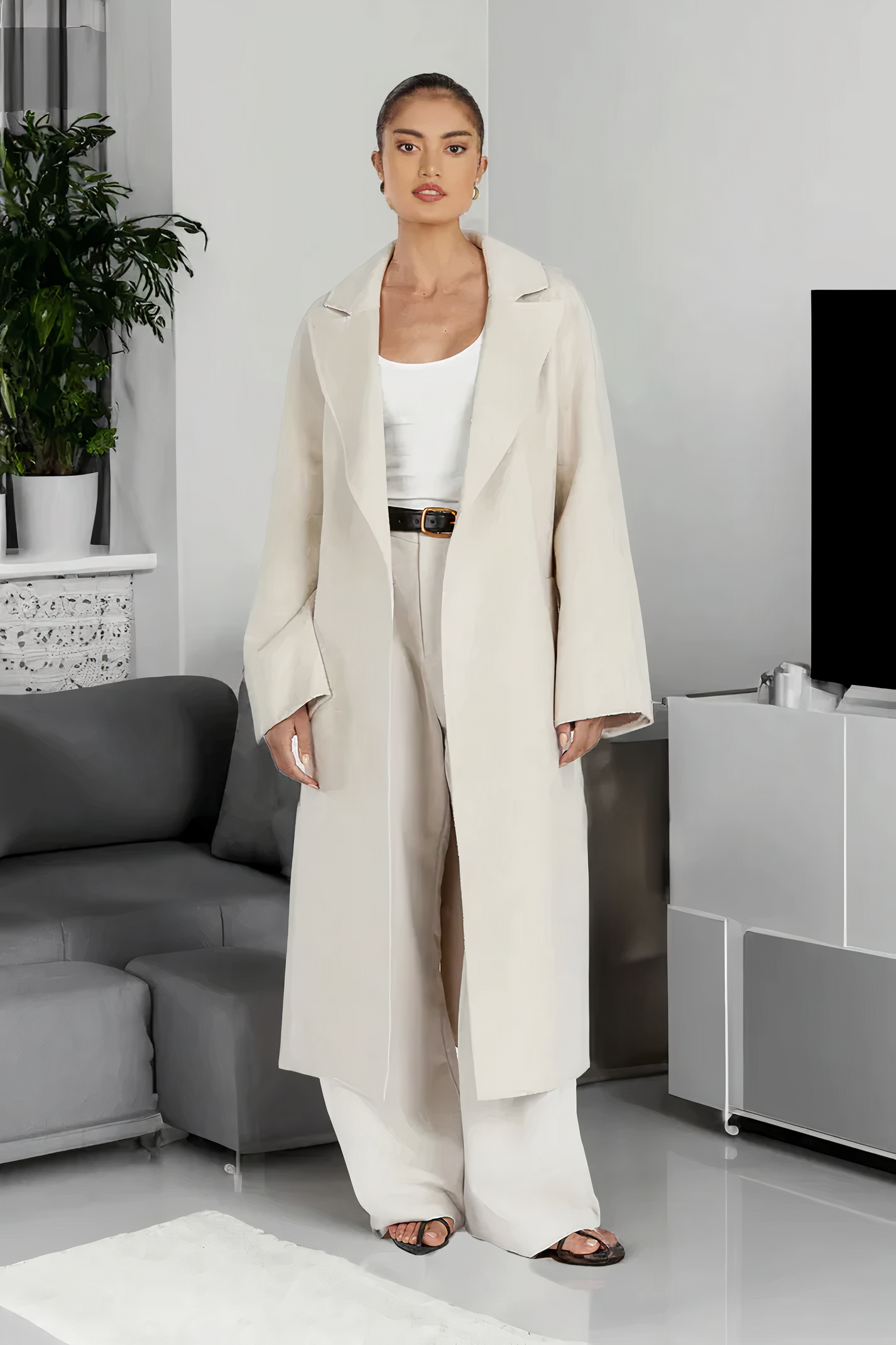 "Stijlvolle beige trenchcoat met verstelbare taille en elegante revers, midilengte voor veelzijdig gebruik in damesmode."