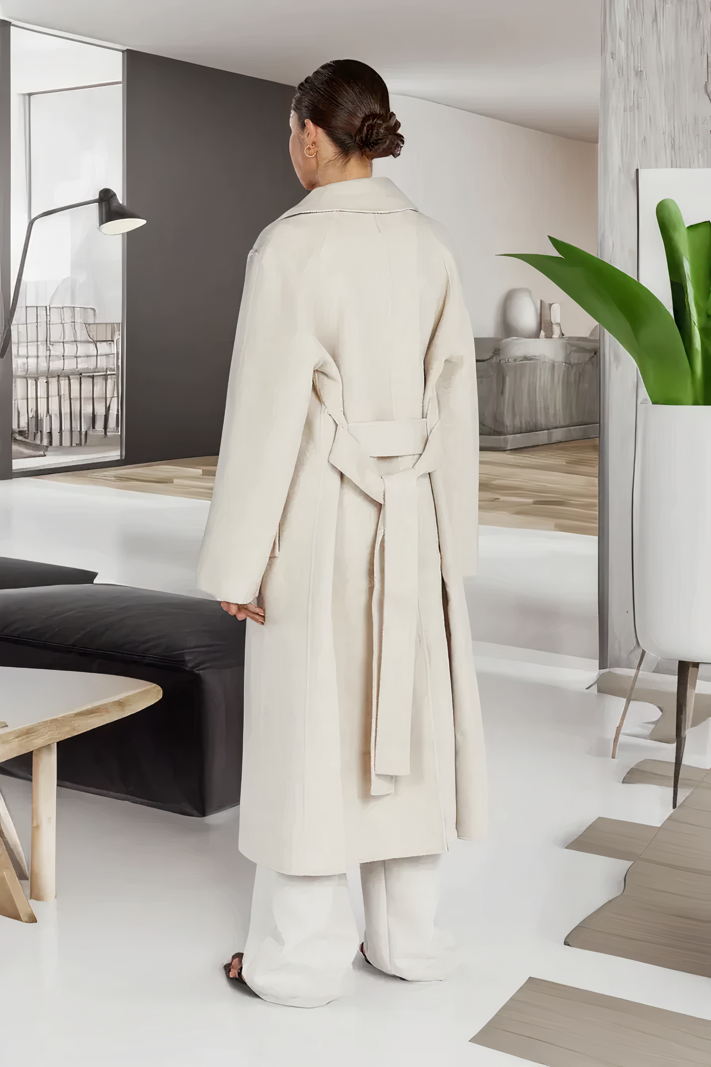 "Stijlvolle beige trenchcoat met verstelbare taille en elegante revers, midilengte voor veelzijdig gebruik in damesmode."