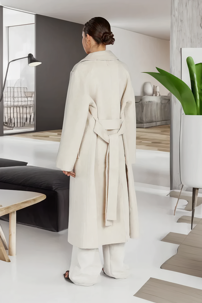 "Stijlvolle beige trenchcoat met verstelbare taille en elegante revers, midilengte voor veelzijdig gebruik in damesmode."