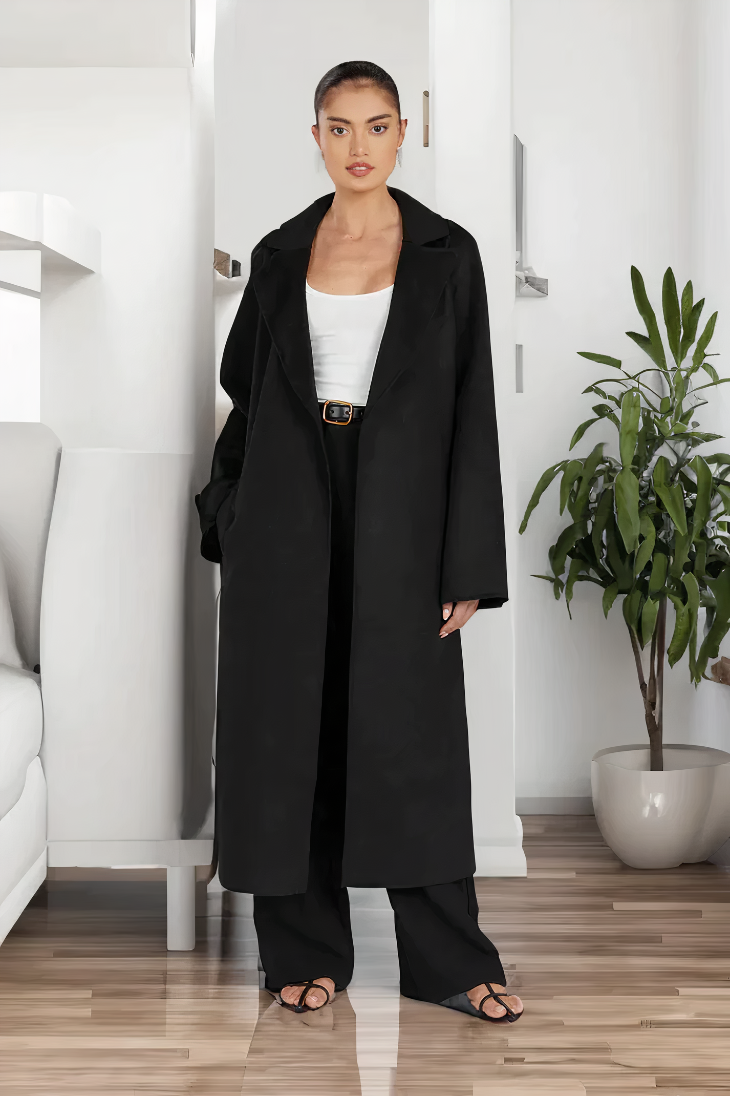 "Stijlvolle beige trenchcoat met verstelbare taille en elegante revers, midilengte voor veelzijdig gebruik in damesmode."
