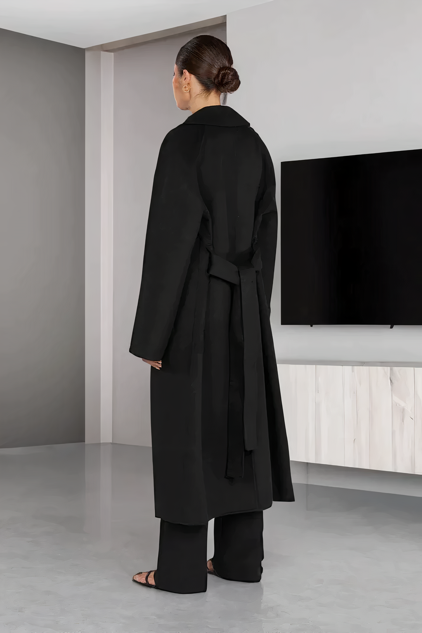 "Stijlvolle beige trenchcoat met verstelbare taille en elegante revers, midilengte voor veelzijdig gebruik in damesmode."