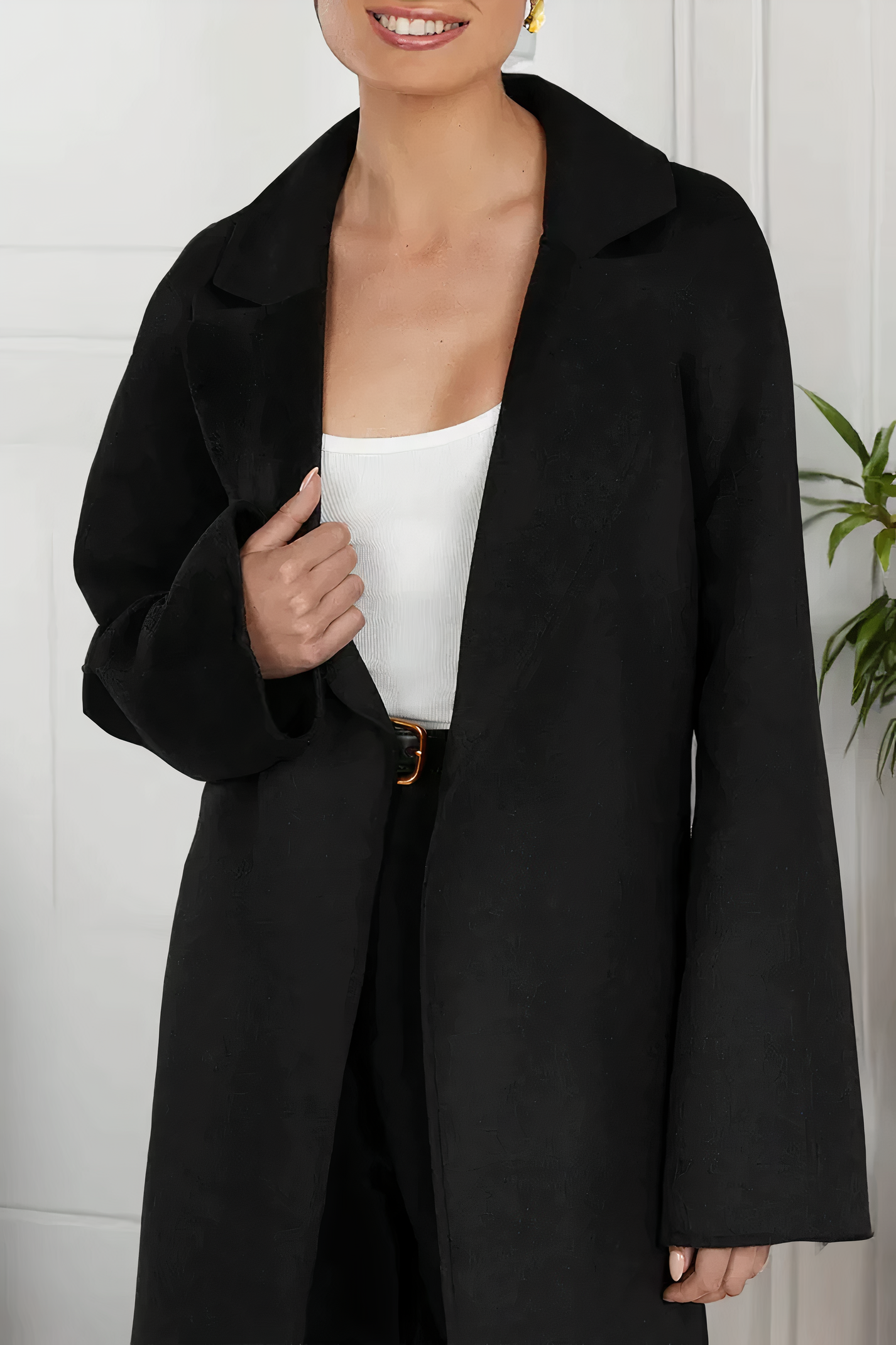 "Stijlvolle beige trenchcoat met verstelbare taille en elegante revers, midilengte voor veelzijdig gebruik in damesmode."