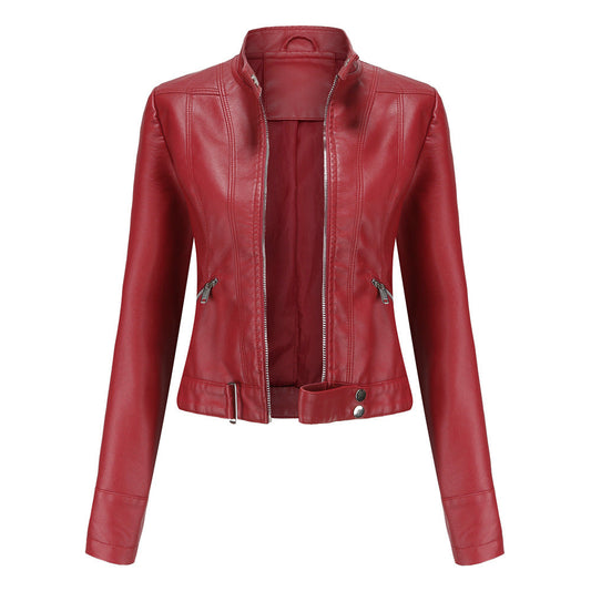 "Stijlvolle dames bikerjas in vegan leer met ritssluiting en glanzende metallic details, elegant en modern ontwerp."