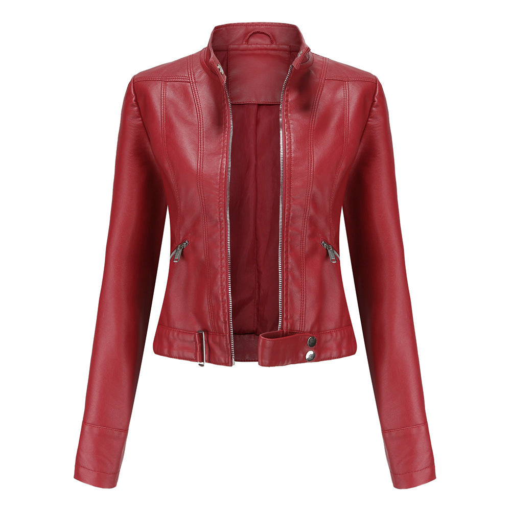 "Stijlvolle dames bikerjas in vegan leer met ritssluiting en glanzende metallic details, elegant en modern ontwerp."