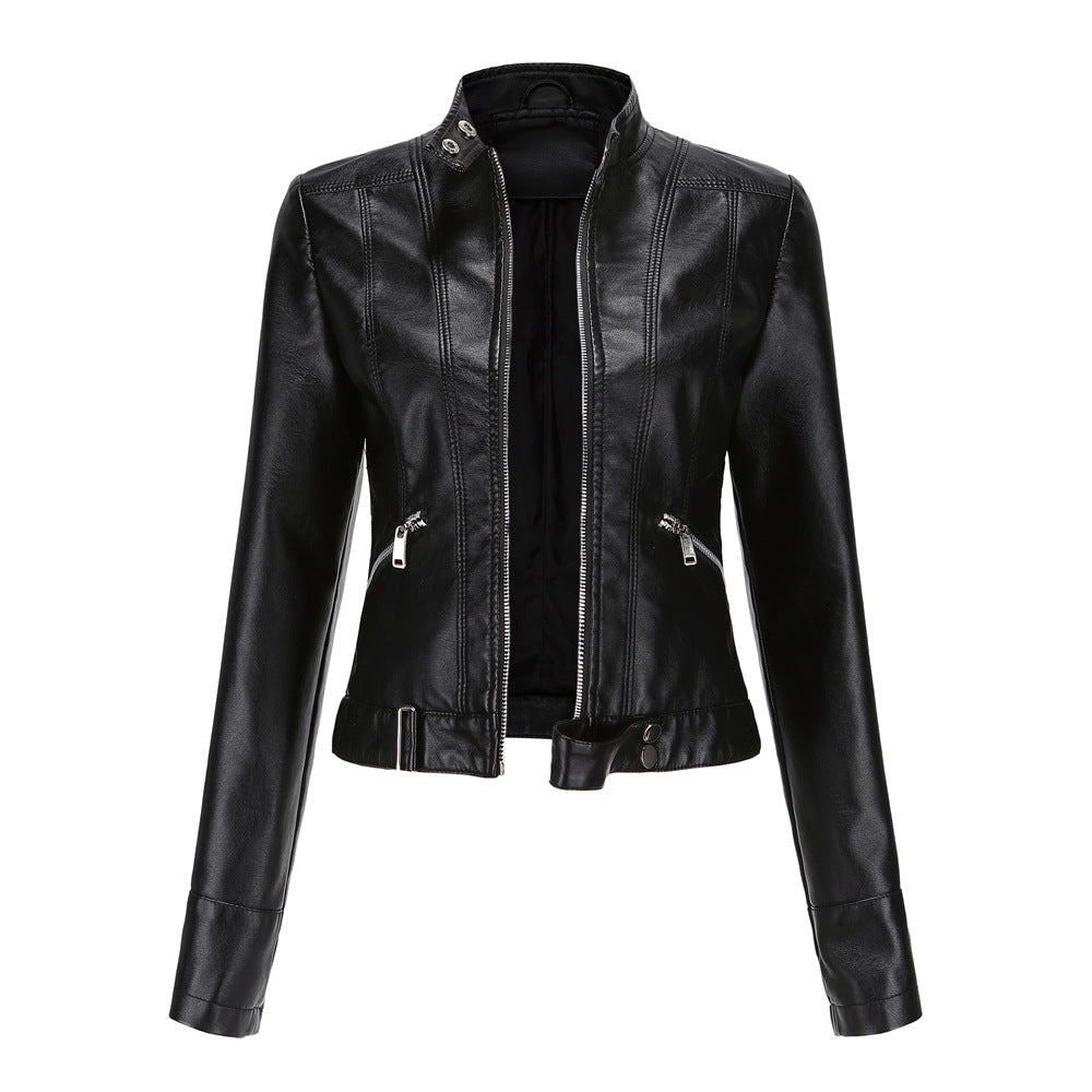 "Stijlvolle dames bikerjas in vegan leer met ritssluiting en glanzende metallic details, elegant en modern ontwerp."