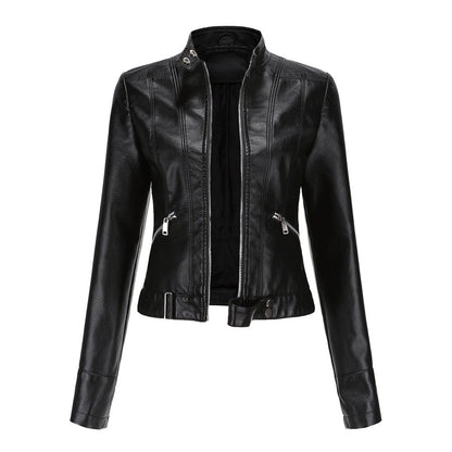 "Stijlvolle dames bikerjas in vegan leer met ritssluiting en glanzende metallic details, elegant en modern ontwerp."