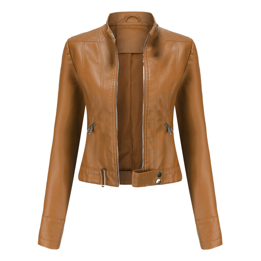 "Stijlvolle dames bikerjas in vegan leer met ritssluiting en glanzende metallic details, elegant en modern ontwerp."