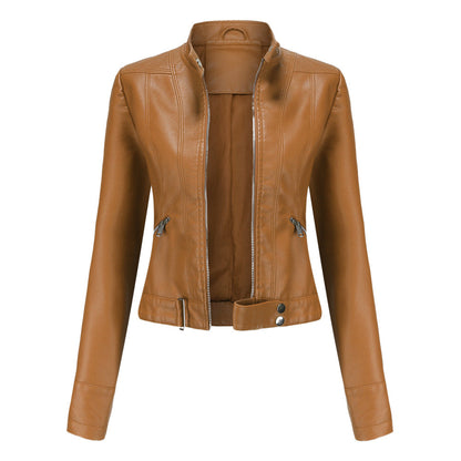 "Stijlvolle dames bikerjas in vegan leer met ritssluiting en glanzende metallic details, elegant en modern ontwerp."
