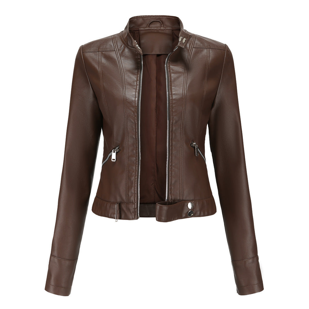 "Stijlvolle dames bikerjas in vegan leer met ritssluiting en glanzende metallic details, elegant en modern ontwerp."