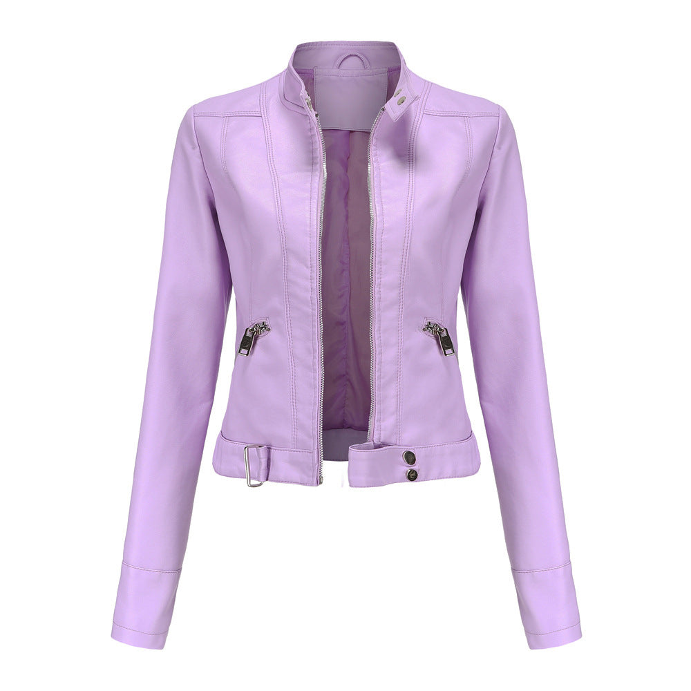 "Stijlvolle dames bikerjas in vegan leer met ritssluiting en glanzende metallic details, elegant en modern ontwerp."
