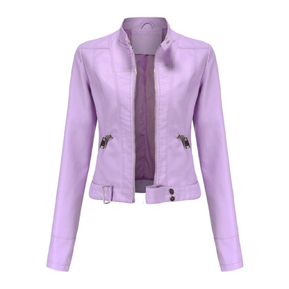 "Stijlvolle dames bikerjas in vegan leer met ritssluiting en glanzende metallic details, elegant en modern ontwerp."