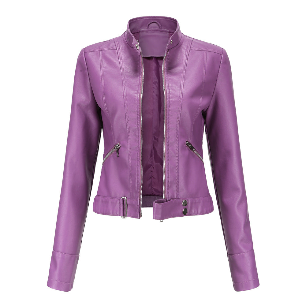 "Stijlvolle dames bikerjas in vegan leer met ritssluiting en glanzende metallic details, elegant en modern ontwerp."