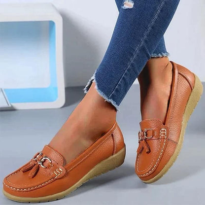 "Stijlvolle donkerblauwe orthopedische leren schoenen voor vrouwen, comfortabel en tijdloos ontwerp."