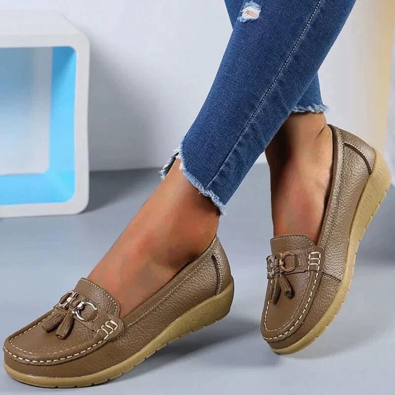 "Stijlvolle donkerblauwe orthopedische leren schoenen voor vrouwen, comfortabel en tijdloos ontwerp."
