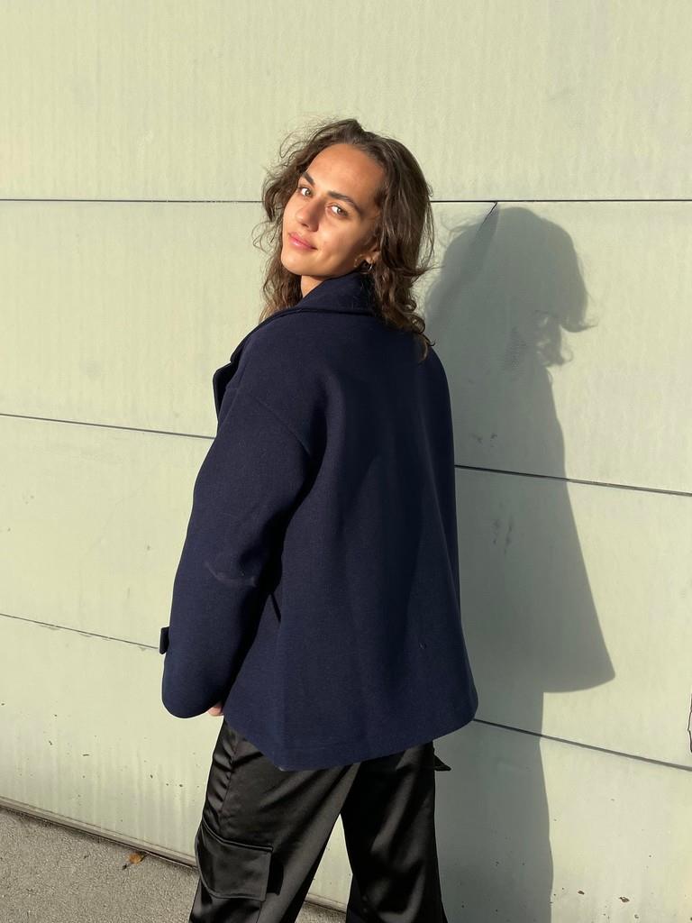 "Stijlvolle Elvira tussenjas, korte pasvorm, brede revers, chic ontwerp voor dames, perfect voor herfst en koud weer"