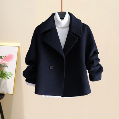 "Stijlvolle Elvira tussenjas, korte pasvorm, brede revers, chic ontwerp voor dames, perfect voor herfst en koud weer"