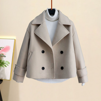 "Stijlvolle Elvira tussenjas, korte pasvorm, brede revers, chic ontwerp voor dames, perfect voor herfst en koud weer"