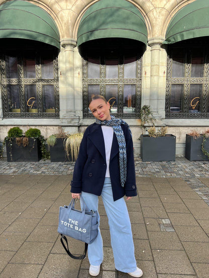 "Stijlvolle Elvira tussenjas, korte pasvorm, brede revers, chic ontwerp voor dames, perfect voor herfst en koud weer"