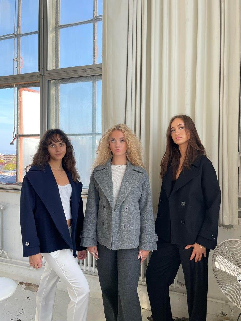 "Stijlvolle Elvira tussenjas, korte pasvorm, brede revers, chic ontwerp voor dames, perfect voor herfst en koud weer"