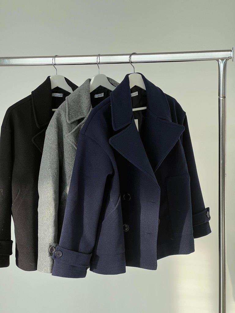 "Stijlvolle Elvira tussenjas, korte pasvorm, brede revers, chic ontwerp voor dames, perfect voor herfst en koud weer"