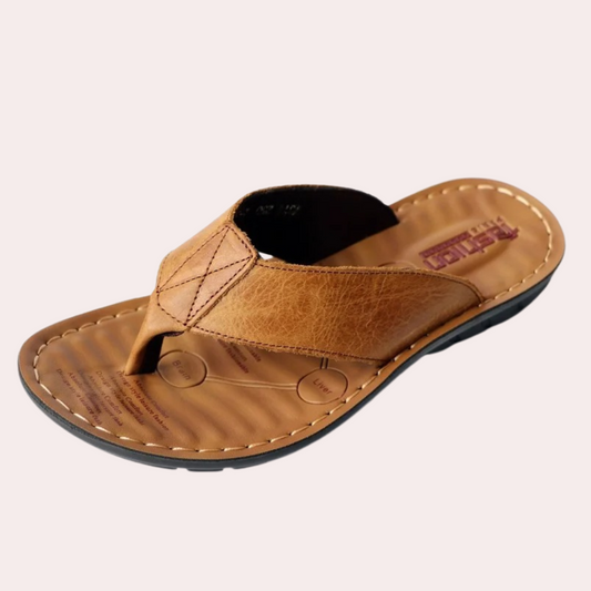 Stijlvolle en comfortabele heren leren slippers, bruin, met ergonomisch ontwerp en stevige zool voor uitstekende grip.