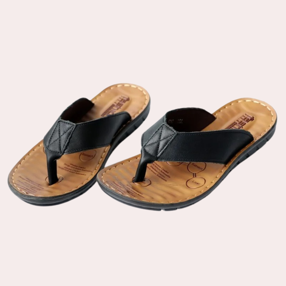 Stijlvolle en comfortabele heren leren slippers, bruin, met ergonomisch ontwerp en stevige zool voor uitstekende grip.