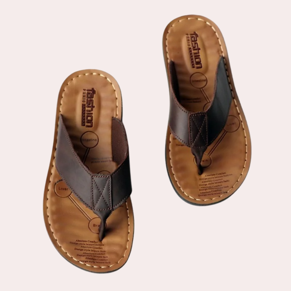 Stijlvolle en comfortabele heren leren slippers, bruin, met ergonomisch ontwerp en stevige zool voor uitstekende grip.